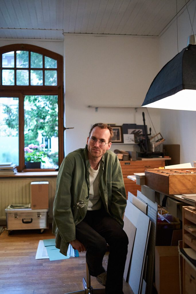 Felix Adam an seinem Arbeitsplatz im Künstleratelier