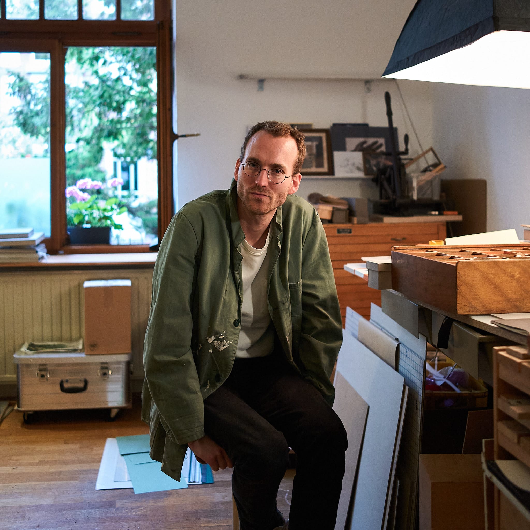Felix Adam an seinem Arbeitsplatz im Künstleratelier