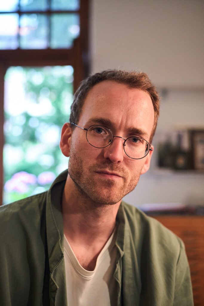 Portrait von Felix Adam im Atelier